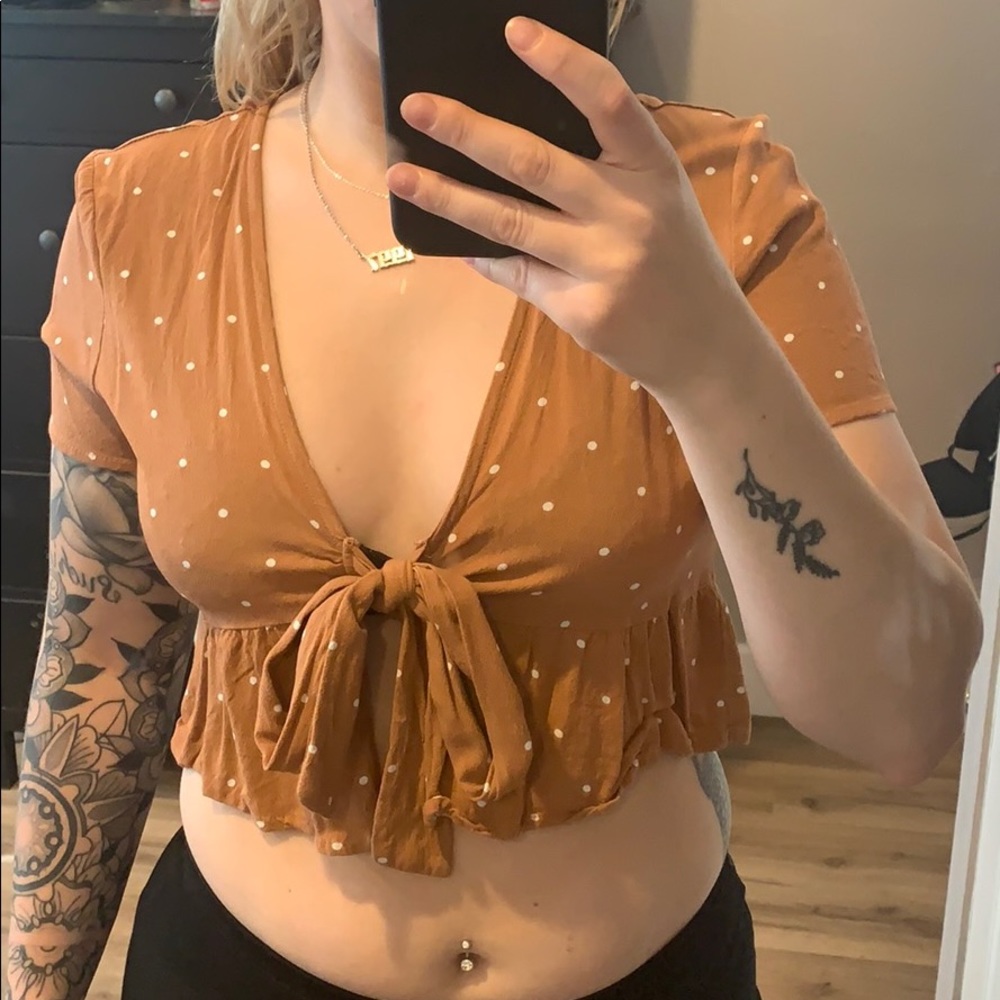 Front tie top